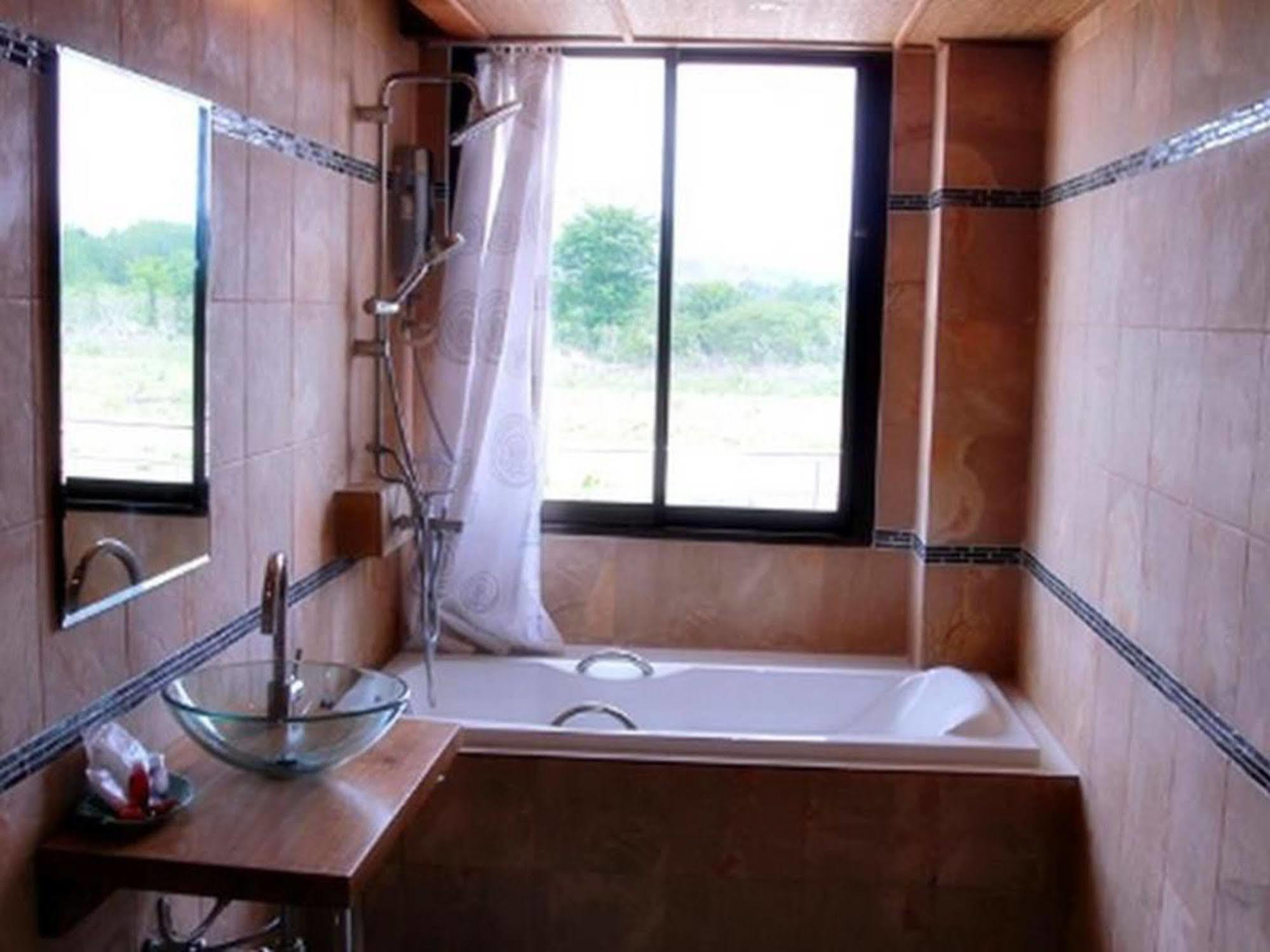 River Bank Resort Mae Sariang Extérieur photo